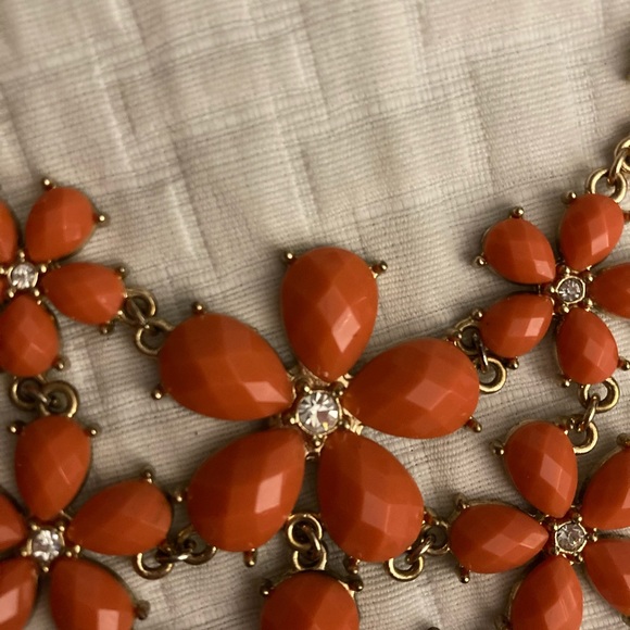 Coral flower floral necklace - Picture 3 of 4